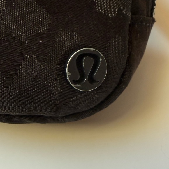 Lululemon Everywhere Belt Bag 1L Camo Jacquard Black OG Strap - Picture 3 of 6